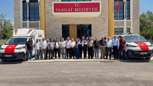 Başkan Fırat, iki aracı şahsi b&uuml;t&ccedil;esi ile alarak belediyeye hibe etti

