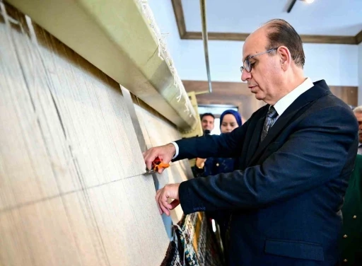 Başkan Ge&ccedil;it, halı dokuma kursunda kesim t&ouml;renine katıldı
