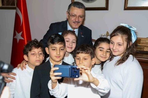 Başkan Gen&ccedil;, koltuğunu minik Hamza&rsquo;ya devretti
