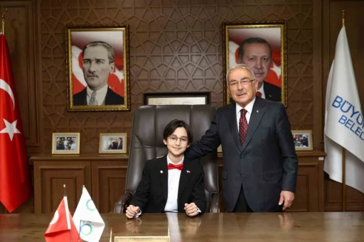 Başkan G&uuml;ler koltuğunu 6&rsquo;ncı sınıf &ouml;ğrencisi Dağhan &Ouml;zt&uuml;rk&rsquo;e devretti
