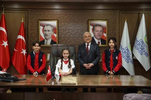 Başkan Güler, koltuğunu 6. sınıf öğrencisine devretti
