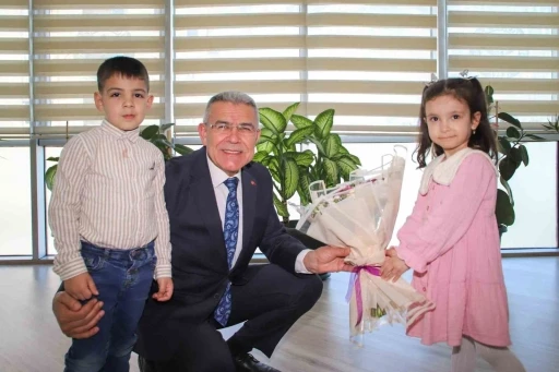 Başkan G&uuml;ler, koltuğunu minik &ouml;ğrencilere devretti
