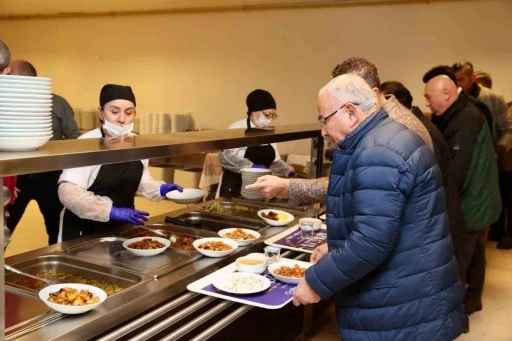 Başkan G&uuml;ler, &uuml;niversite &ouml;ğrencileriyle iftar sofrasında
