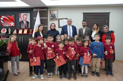 Başkan Hallaç’tan minik misafirlere sıcak karşılama
