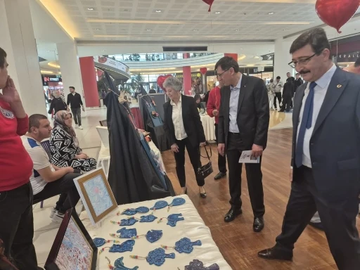 Başkan Kahveci, özel çocukların eserlerini inceledi
