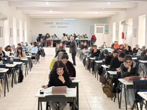 Başkan Karamehmetoğlu, belediye Et&uuml;t Merkezinde &ouml;ğrencilerle bir araya geldi
