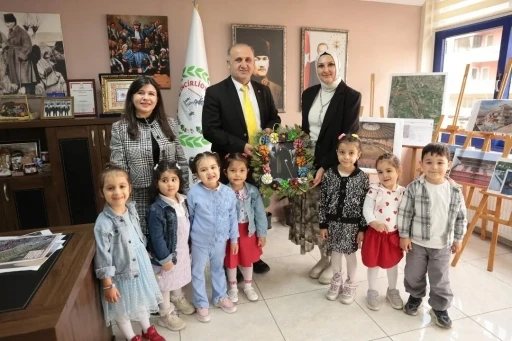 Başkan Kaya minik &ouml;ğrencileri belediyede ağırladı
