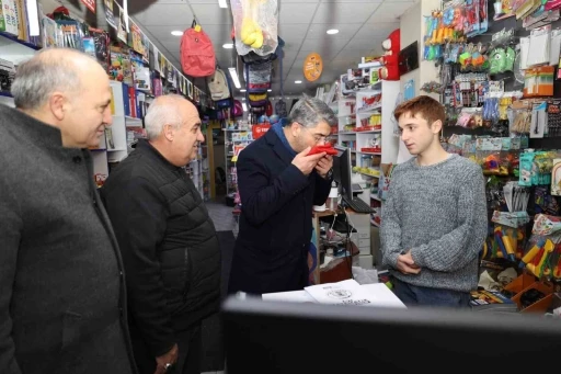 Başkan K&uuml;&ccedil;&uuml;koğlu Aziziye&rsquo;de bayrak dağıttı
