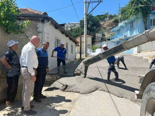 Başkan Kumral mahallerde y&uuml;r&uuml;t&uuml;len &ccedil;alışmaları yerinde inceledi
