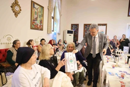 Başkan Kurnaz&rsquo;dan yaş almışlara vefa: "Her biri ayrı ayrı kıymetli"
