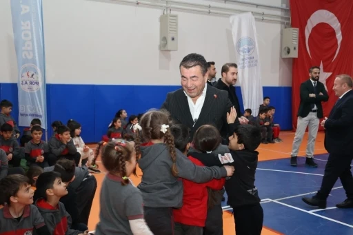 Başkan Metin &ouml;ğrencilerle spor etkinliğinde buluştu
