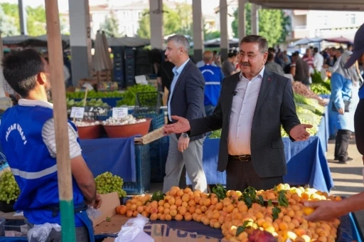 Başkan Odabaşı semt pazarında vatandaşların ve esnafın taleplerini dinledi
