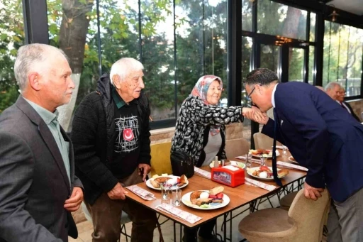 Başkan Öküzcüoğlu emekli öğretmenlerle buluştu
