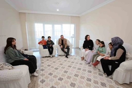 Başkan &Ouml;zdemir&rsquo;den &ccedil;at kapı ziyaret
