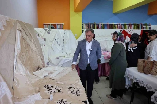 Başkan &Ouml;zdoğan, el emeği g&ouml;z nuru eserleri inceledi
