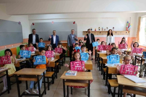 Başkan &Ouml;zdoğan, Hacılar&rsquo;da karne coşkusuna ortak oldu
