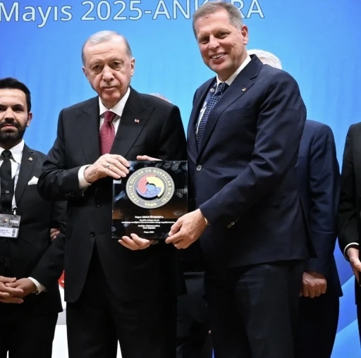 Başkan Özkasap ‘Hizmet Şeref Belgesi’ni Cumhurbaşkanı Erdoğan’ın elinden aldı
