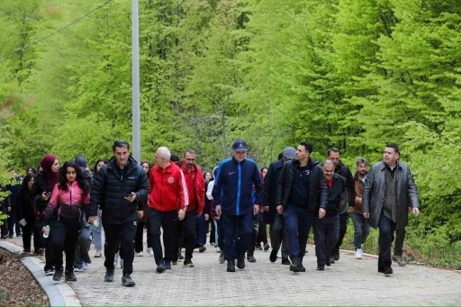 Başkan &Ouml;zl&uuml;, gen&ccedil;lerle doğa y&uuml;r&uuml;y&uuml;ş&uuml; yaptı
