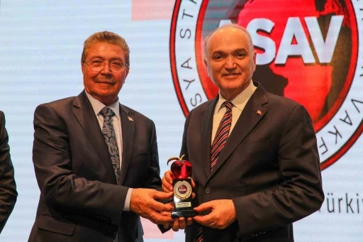 Başkan &Ouml;zl&uuml;&rsquo;ye &lsquo;Kızıl Elma&rsquo; &Ouml;d&uuml;l&uuml;
