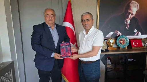 Başkan &Ouml;zt&uuml;rk&rsquo;ten Kaymakam G&uuml;ney&rsquo;e "Helvacı Kilimi" kitabı takdimi
