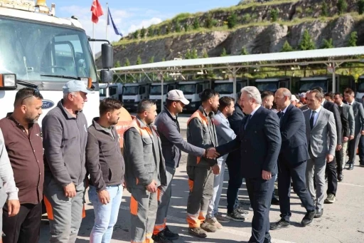 Başkan Palancıoğlu, mesaiye personel ile bayramlaşarak başladı
