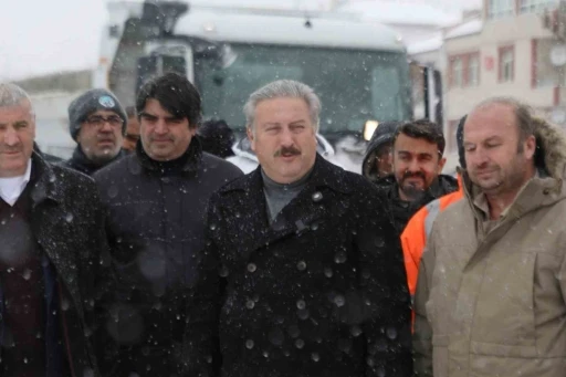 Başkan Palancıoğlu: "Karla m&uuml;cadelede yoğun &ccedil;alışmalarımız kesintisiz devam ediyor"
