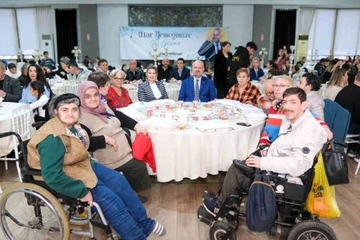 Başkan Pehlivan, Menemenlilerle g&ouml;n&uuml;l sofralarında buluştu
