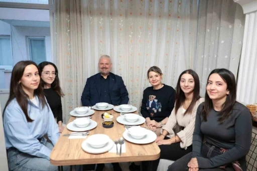 Başkan Pehlivan, öğrencilerin iftar sofrasına konuk oldu
