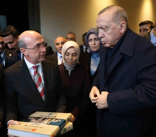 Başkan Pekyatırmacı, T&uuml;rklerin Mirası Projesinin ilk 4 cildini Cumhurbaşkanı Erdoğan&rsquo;a takdim etti
