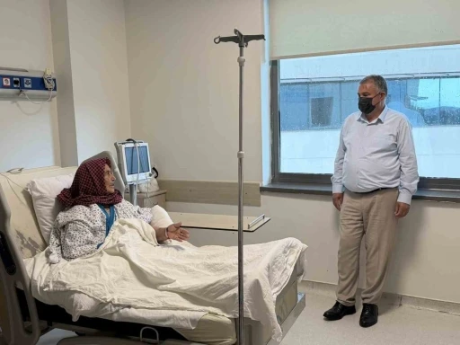 Başkan P&uuml;t&uuml;n, Yaşayan İnsan Hazinesi Halime &Ouml;zke&rsquo;ye hastanede ziyaret etti
