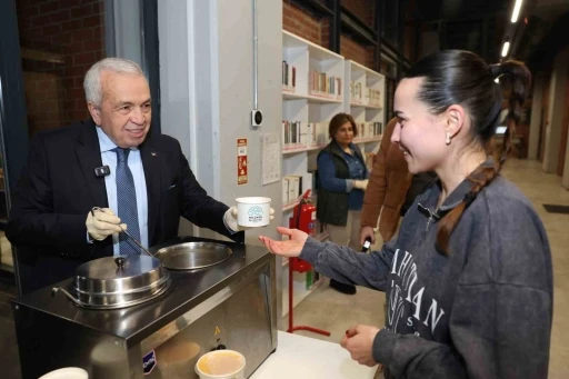 Başkan Şadi &Ouml;zdemir&rsquo;den finaller &ouml;ncesi gen&ccedil;lere moral ziyareti
