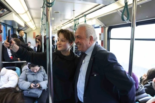 Başkan Şadi &Ouml;zdemir&rsquo;den mesai &ouml;ncesi metro s&uuml;rprizi
