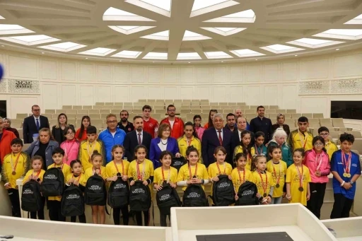 Başkan Şahin, şampiyon sporcularla bir araya geldi
