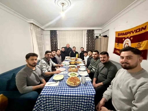 Başkan Salt &ouml;ğrencilere sahur hazırladı

