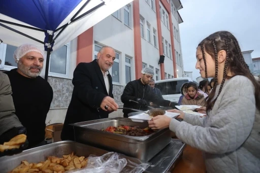 Başkan Sandık&ccedil;ı, &ouml;ğrencilerin iftar sevincine ortak oldu
