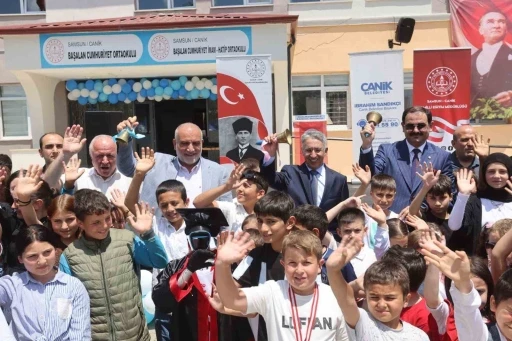 Başkan Sandık&ccedil;ı, &ouml;ğrencilerin karne heyecanına ortak oldu
