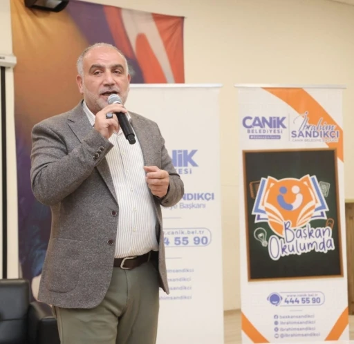 Başkan Sandık&ccedil;ı: "Eğitimin her aşamasında &ouml;ğrencilerin yanındayız"
