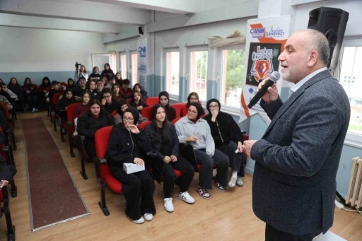 Başkan Sandık&ccedil;ı: "Gen&ccedil;lerimizin her daim yanındayız"
