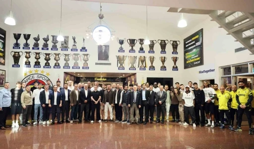 Başkan Saran ve y&ouml;neticilerden futbolculara veda yemeği
