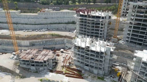 Başkan Saygılı: &quot;Önce parasını aldığınız belediye çalışanlarının evlerini bitirin&quot;
