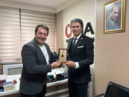 Başkan Şebin&rsquo;den, İHA B&ouml;lge M&uuml;d&uuml;r&uuml; T&uuml;rkez&rsquo;e 10. yıl plaketi
