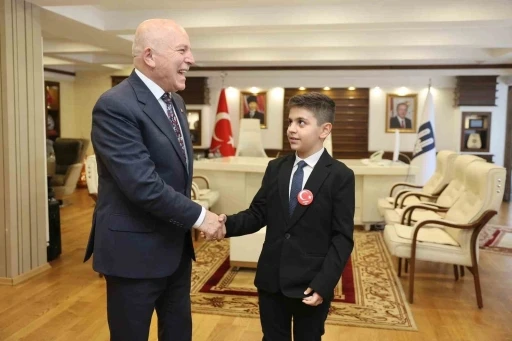 Başkan Sekmen; "Onlar g&ouml;z&uuml;m&uuml;z&uuml;n nuru, geleceğimizin umudu"

