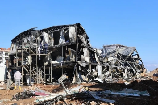 Başkan Şimşek&rsquo;ten yangın &ccedil;ıkan TOKİ şantiyesinde inceleme
