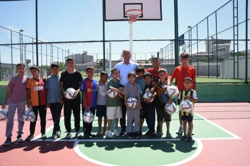 Başkan söz verip, yerine getirdiği sahada çocuklarla basketbol oynadı
