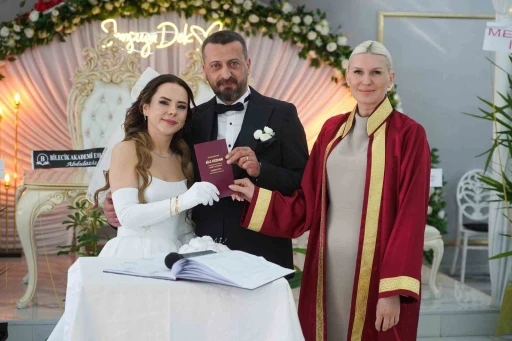 Başkan Subaşı gen&ccedil; &ccedil;iftin nikahını kıyarak, bir &ouml;m&uuml;r boyu mutluluklar diledi
