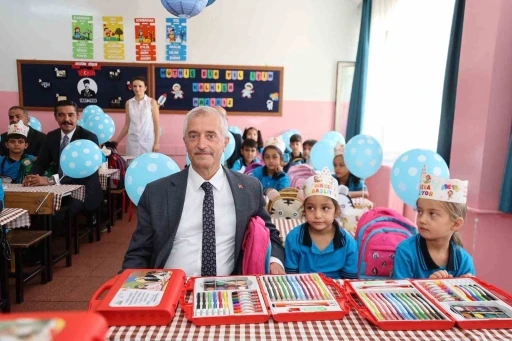 Başkan Tahmazoğlu’ndan öğrencilere 881 bin adet boyama seti
