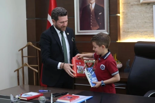 Başkan Tatık makamını iki öğrenciye devretti
