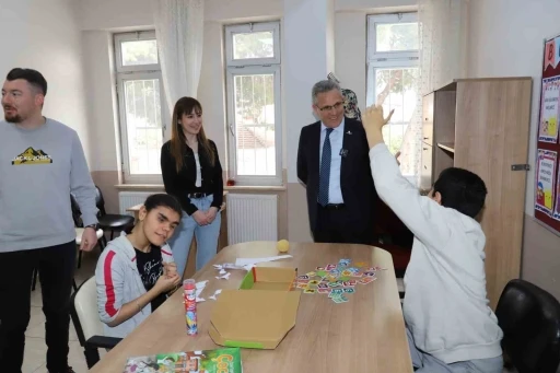 Başkan Tetik’ten özel çocuklara anlamlı ziyaret
