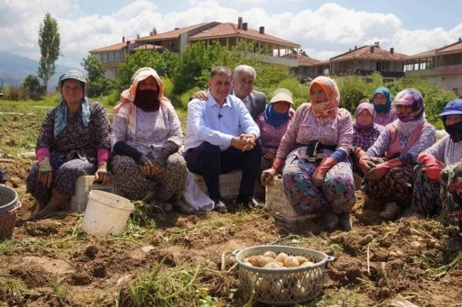 Başkan Tugay&rsquo;dan yol ve asfalt s&ouml;z&uuml;
