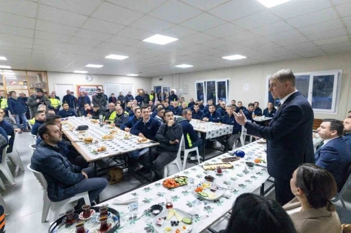Başkan Tugay, mesaiye emek&ccedil;i ile başladı
